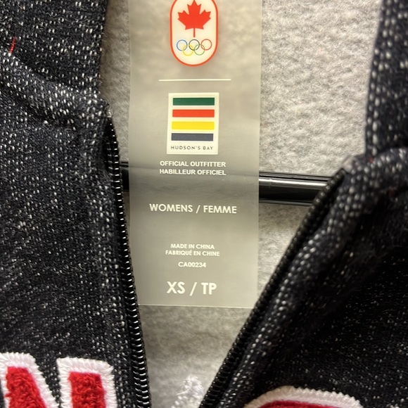 Official Canadian Olympics hoodie. - Picture 3 of 6